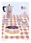 Illustration af kaffebord med moka-kande, mælkekarton, to kopper og kage med blåbær.