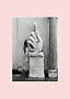 Schwarz-Weiß-Foto einer steinernen Handskulptur auf Sockel mit erhobenem Zeigefinger