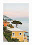 Küstenblick bei Sonnenuntergang mit gelbem und orangem Haus, Pinie, ruhigem Meer und Hang im Hintergrund