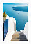 Weiße Treppe und blaue Tür mit Blick aufs Meer und ein Boot in der Ferne