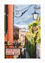 Schild "Aperitivi Wine Bar" in sonniger schmaler Gasse mit Hängelaterne und Blick auf den See
