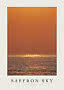 Plakat med gyldent hav under orange himmel ved solnedgang, med teksten "Saffron Sky"