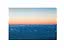Ruhiges Meer unter pastellfarbenem Himmel bei Sonnenuntergang