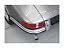 Nahaufnahme des Hecks eines silbergrauen klassischen Porsche mit Rücklicht und Auspuff