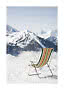 Sedia a sdraio a righe sulla neve con vista su montagne innevate