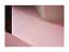 Abstrakte Szene mit rosa und beigen Flächen, scharfen Winkeln und Schatten