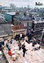 The Beatles występują na dachu z ekipą filmową i panoramą Londynu w tle