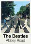 The Beatles Abbey Road Poster mit vier Männern auf einem Zebrastreifen in einer von Bäumen gesäumten Straße.