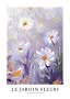 Plakat med malerisk blomsterhave i lyse lilla toner og hvide blomster med orange midte