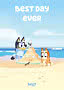 Bluey und Bingo bauen am Strand eine Sandburg unter dem Text "Best Day Ever"