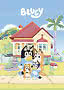 Bluey-Poster mit Bluey und Familie vor ihrem gelben Haus