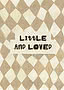 Plakat med teksten "Little and Loved" på beige baggrund med diamantmønster