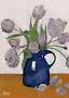 Tulipani grigio-viola in una brocca blu scuro con alcuni petali caduti sul tavolo