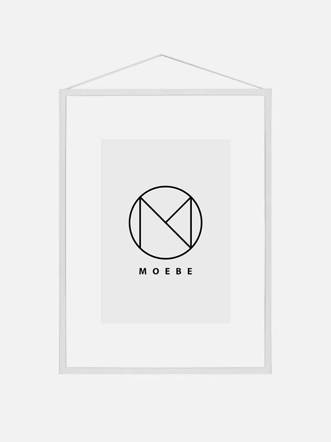 Weißer hängender Bilderrahmen mit minimalistischem MOEBE-Logo auf hellem Hintergrund