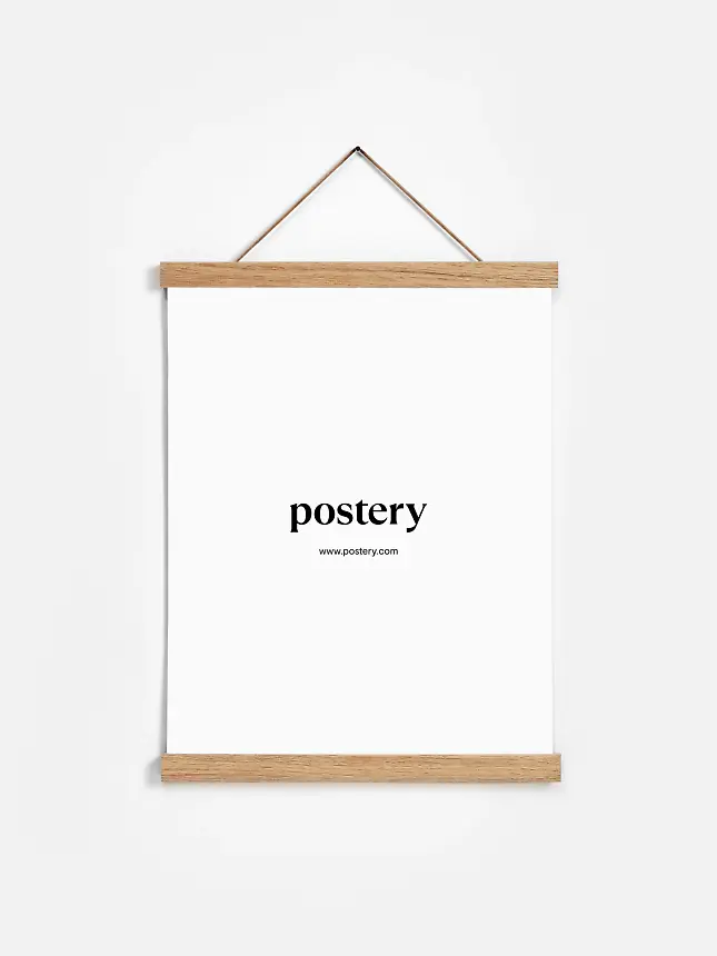 Appendi poster in rovere con poster bianco appeso su una parete chiara