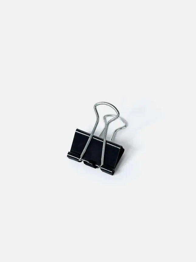 Clip negro para póster con asas metálicas plateadas sobre fondo blanco