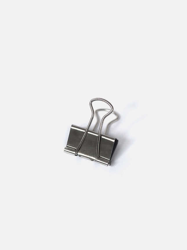 Clip plateado para póster sobre fondo blanco