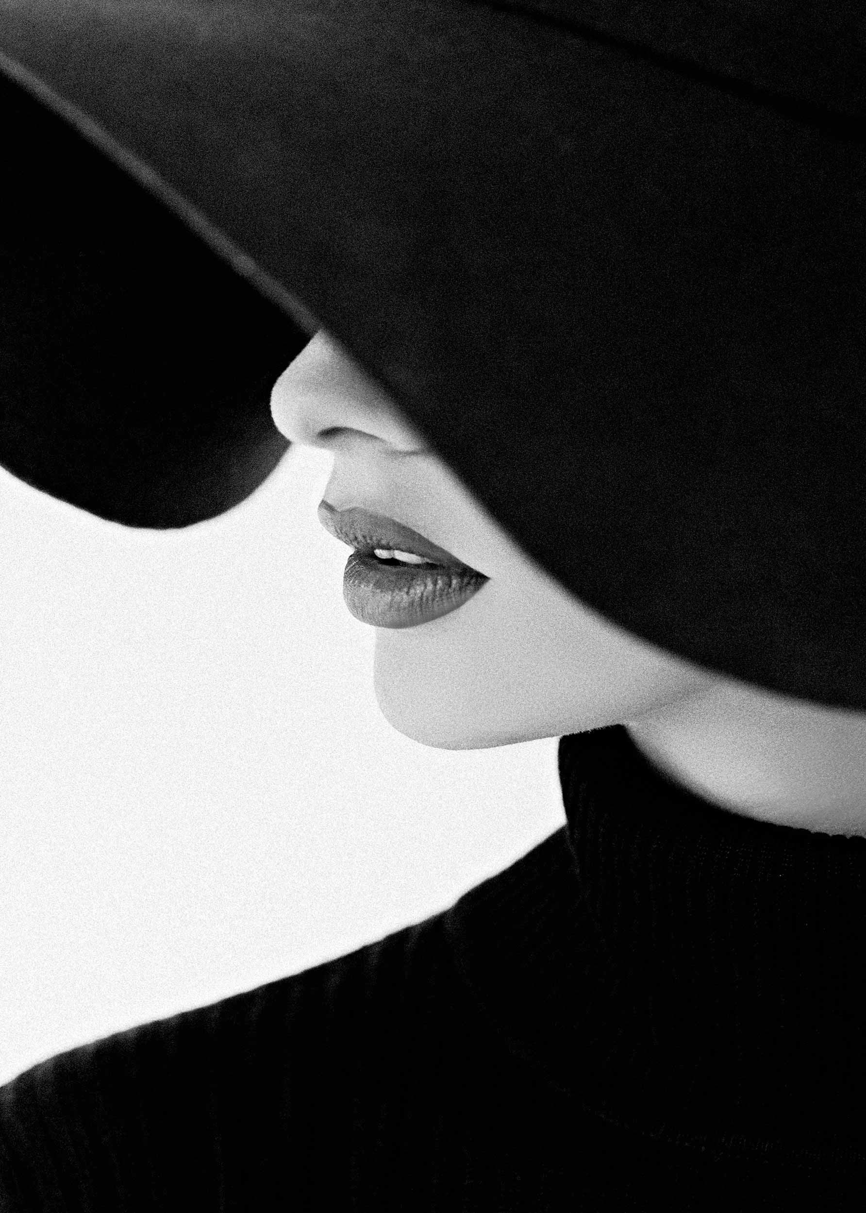 Mystical Look Poster - Black and white fashion photography (70x100 cm)