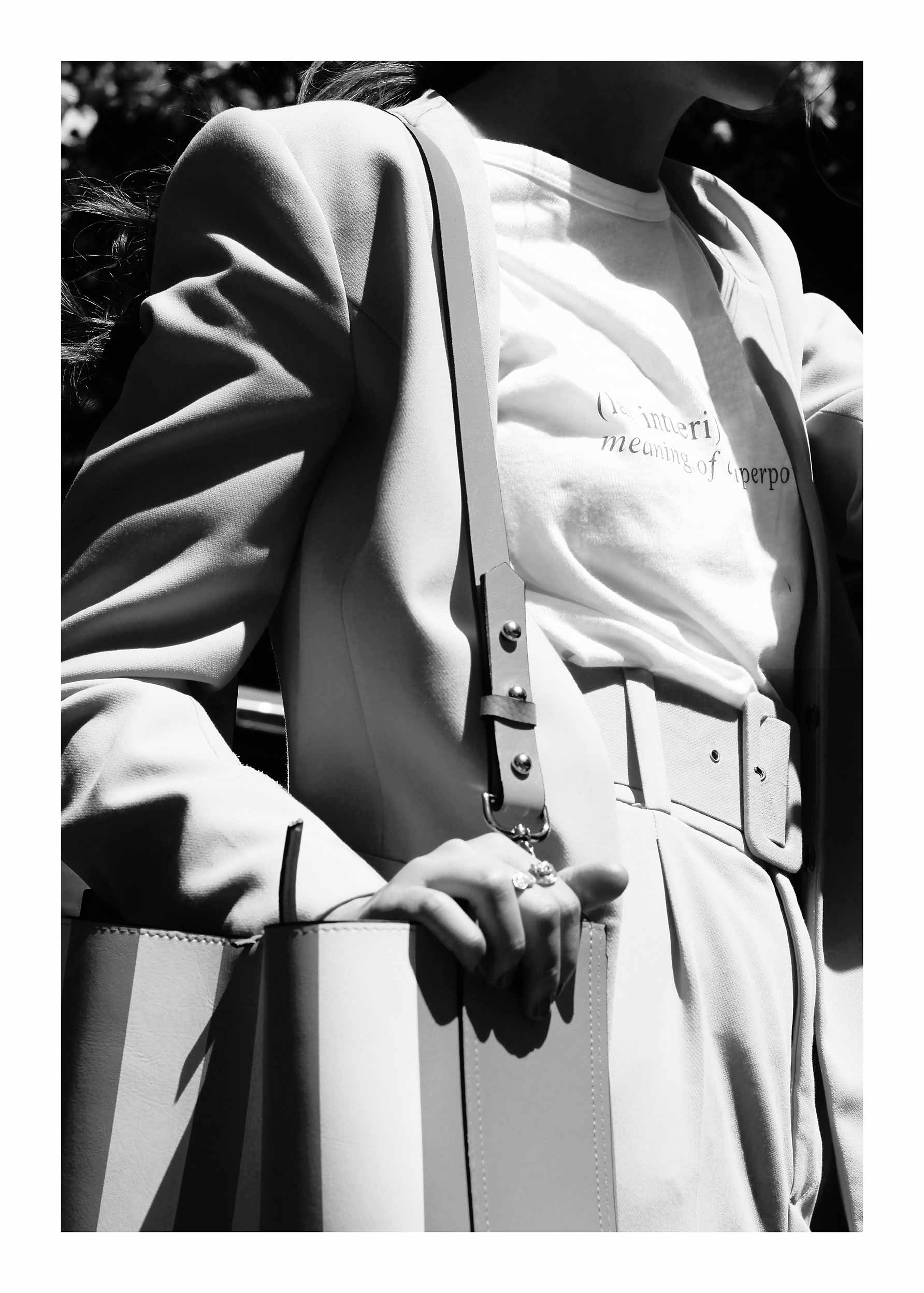 Dress Code Poster - Schwarzweiße Modefotografie (50x70 cm)