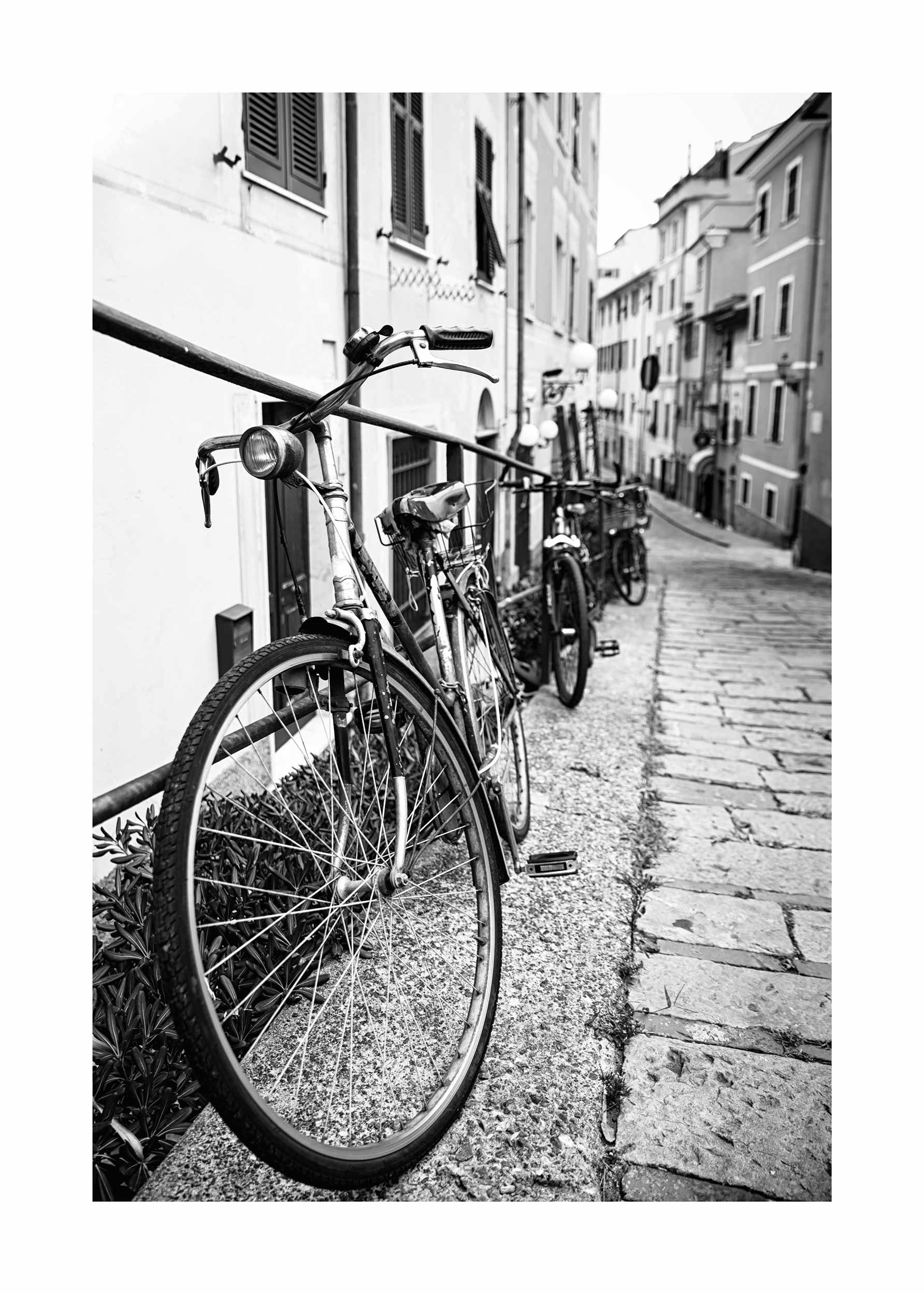 Vintage Bike Poster - Schwarzweiße Straßenfotografie (30x40 cm)