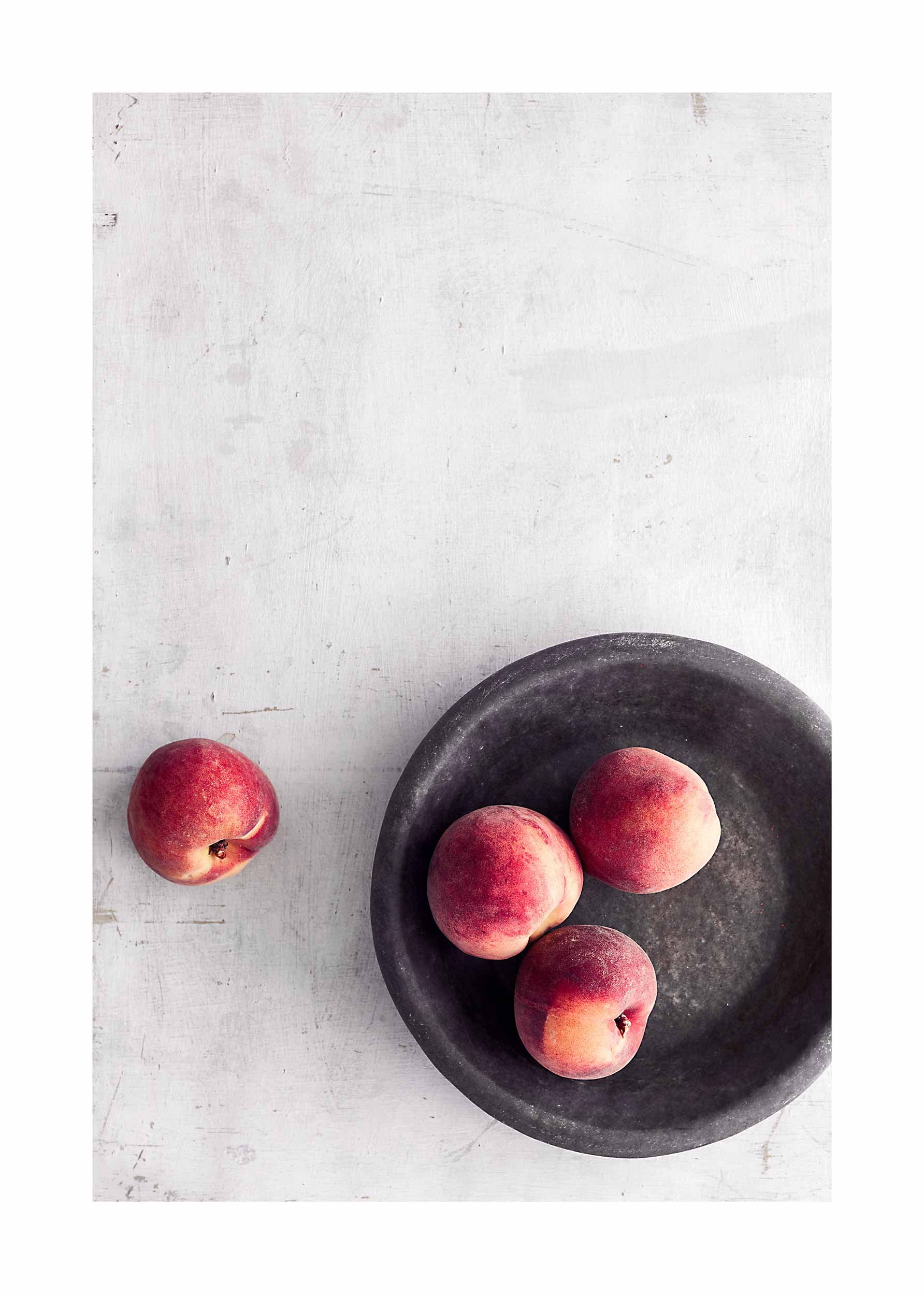 Fresh Peaches Poster - Fruchtfotografie (50x70 cm)