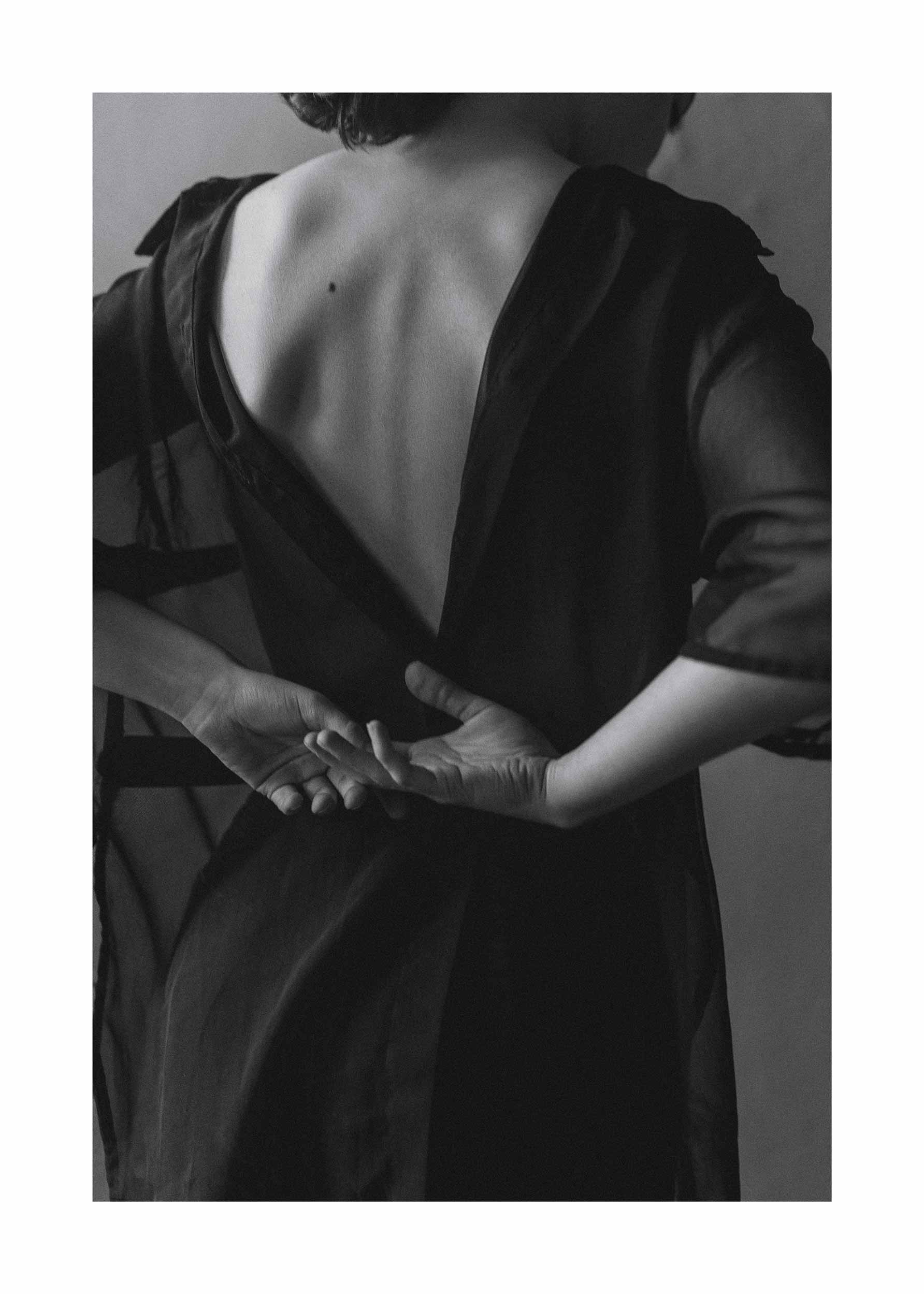 Blurred Dress plakat - Sort-hvid modefotografi (50x70 cm)