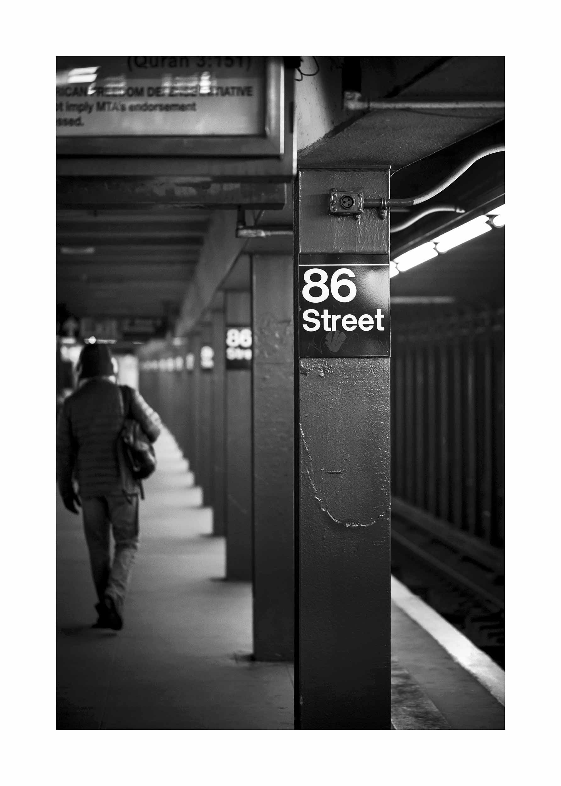 86th Street Poster - Schwarzweiße U-Bahn-Fotografie (50x70 cm)
