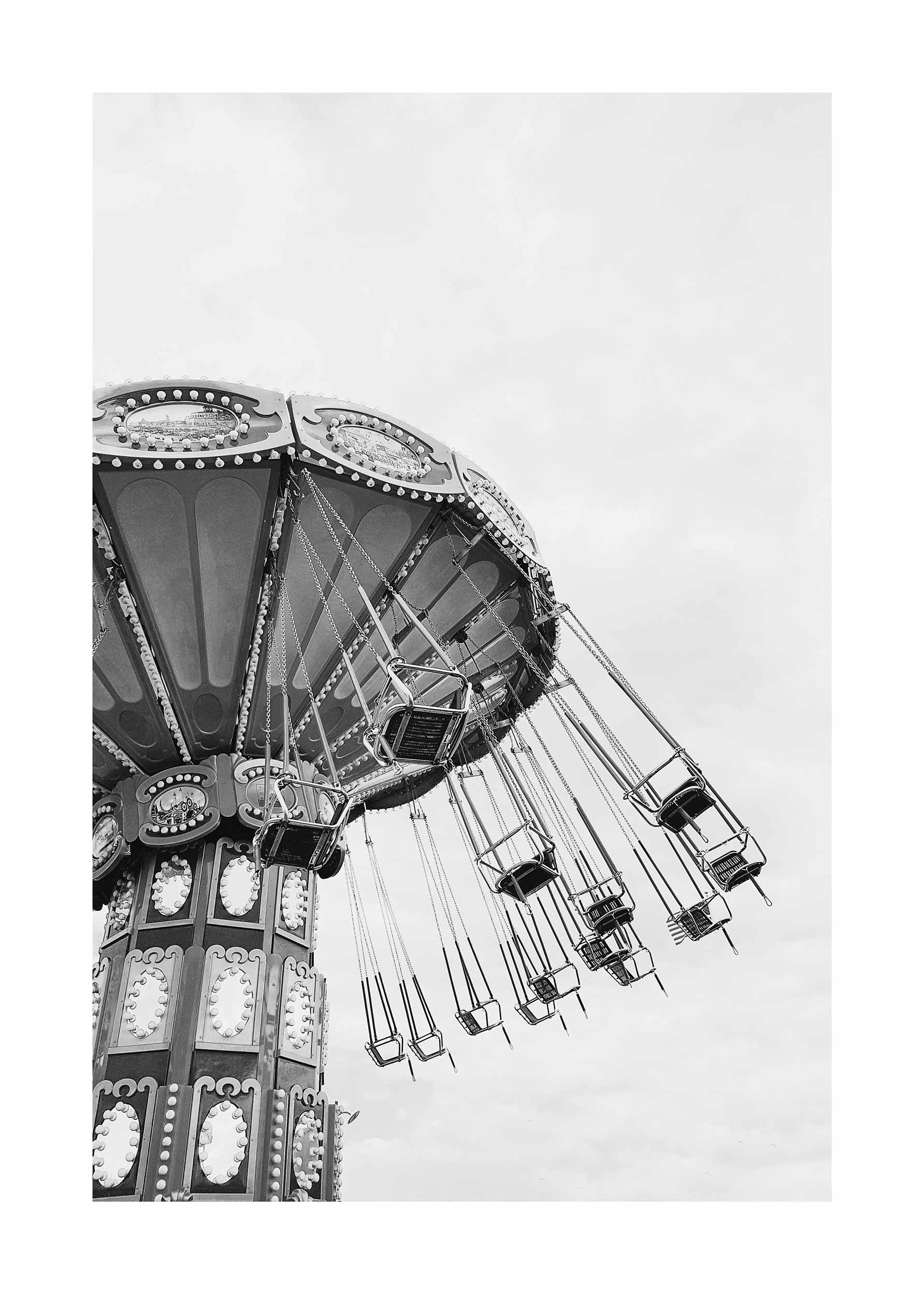 Chain Swing Ride Poster - Schwarzweiß-Fotografie eines Karussells (50x70 cm)