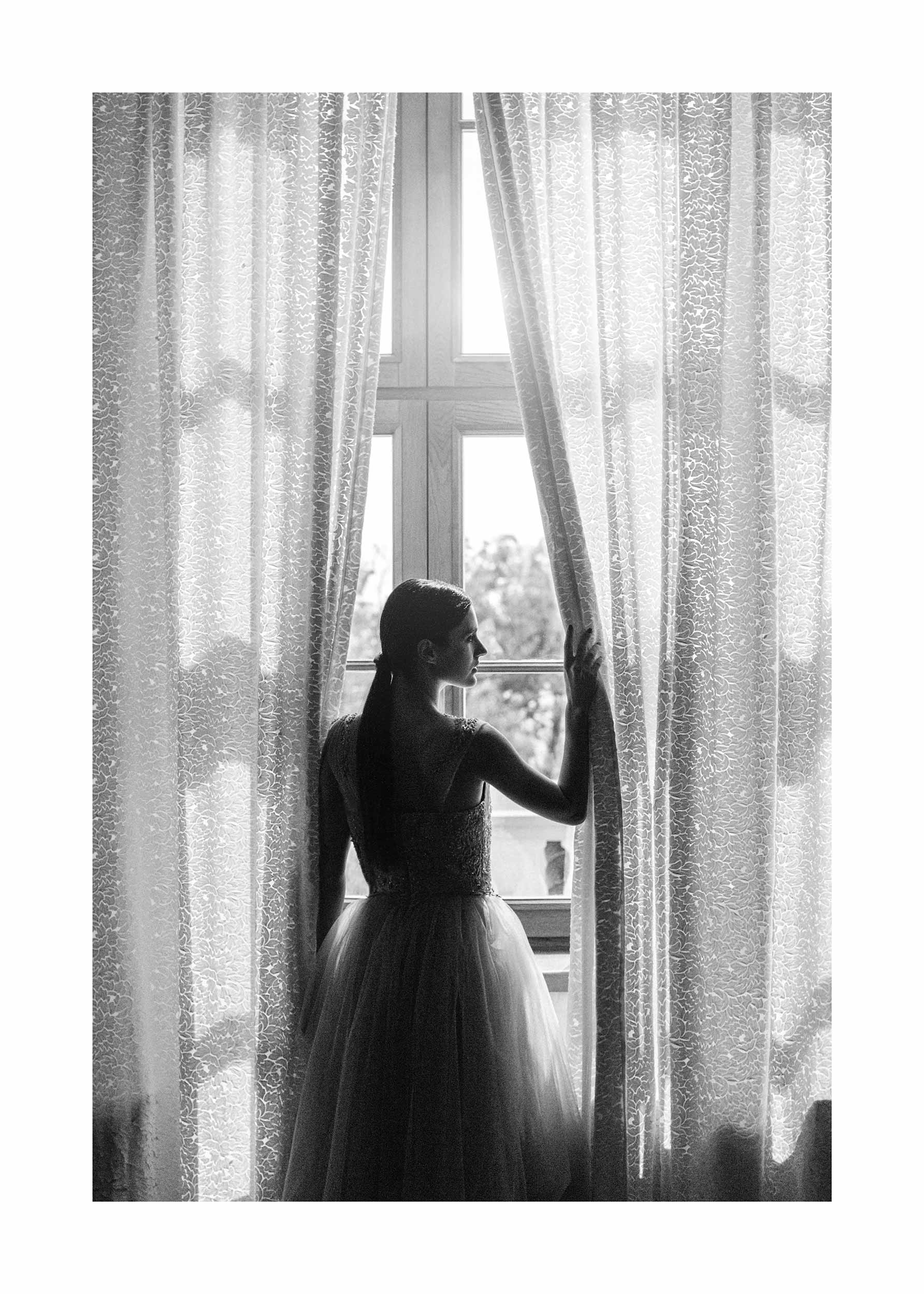 Daydreamer Poster - Schwarzweiß-Fotografie einer Frau am Fenster (40x50 cm)