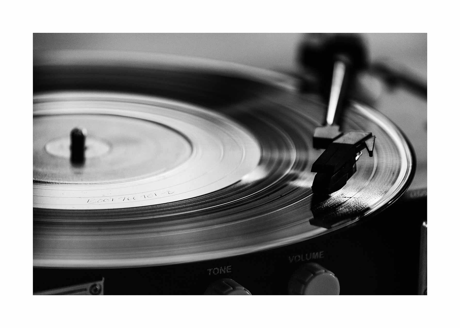 Retro Record Player plakat - Sort-hvid vinylfotografi (50x70 cm)