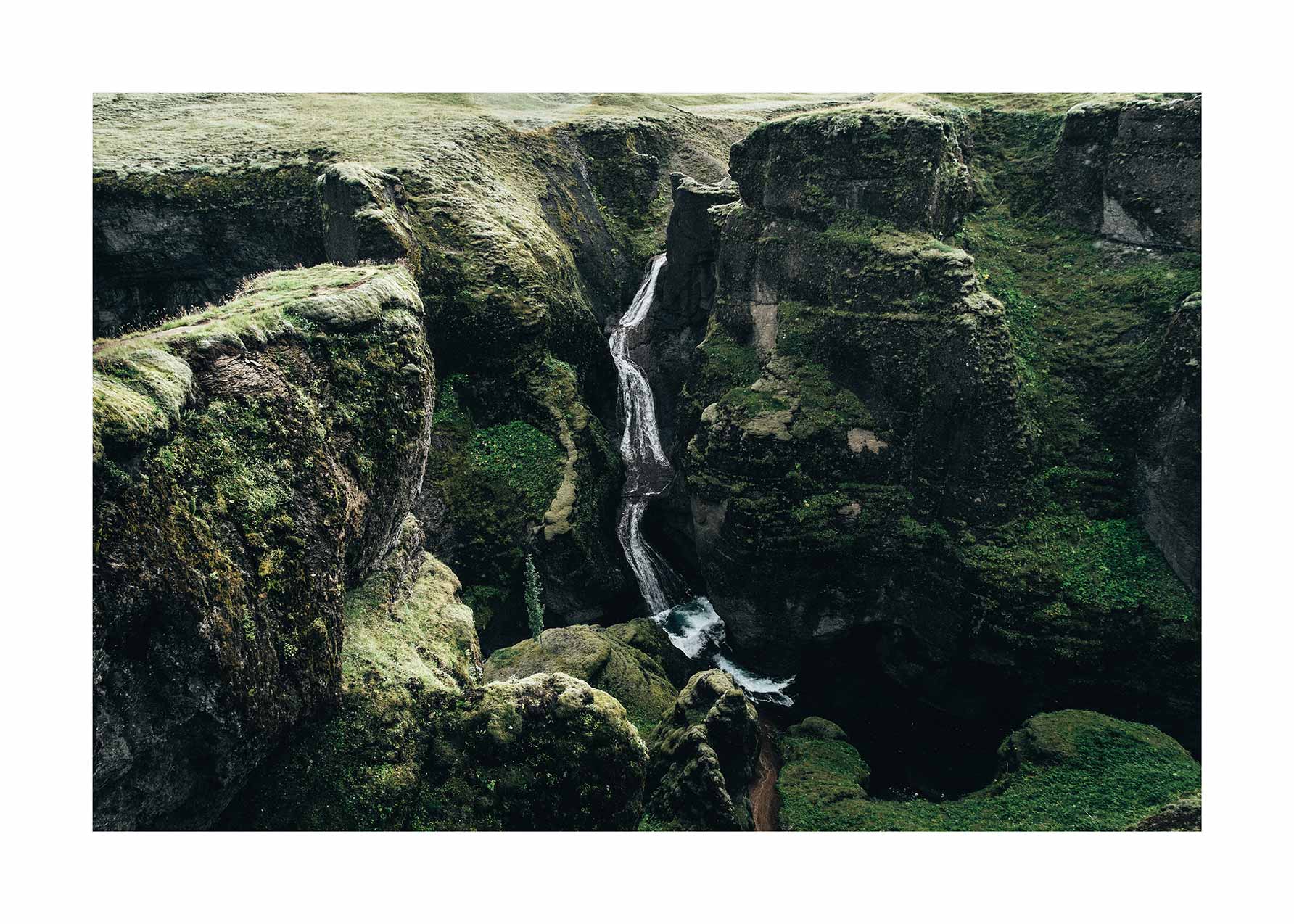 Green Waterfall No.3 Poster - Landschaftsfotografie (30x40 cm)
