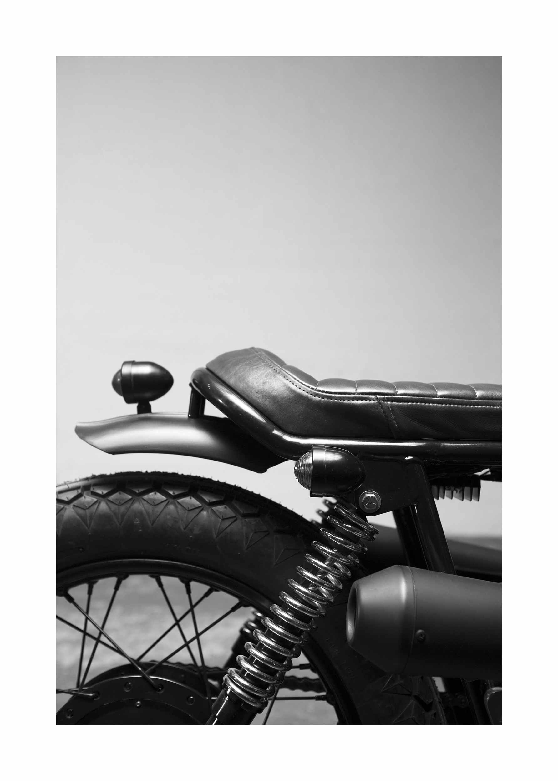 Motorcycle Damper Poster - Schwarzweiße Fahrzeugfotografie (30x40 cm)