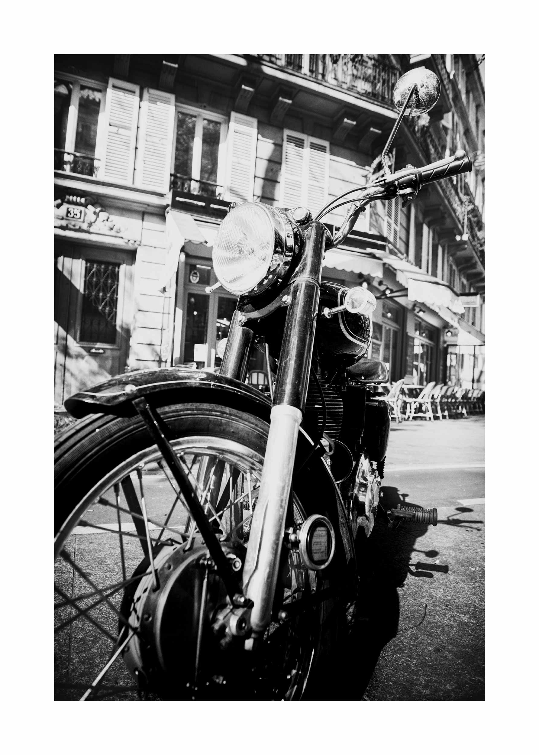 Classic Motorcycle Poster - Schwarzweißes Stadtfotografie (21x30 cm)