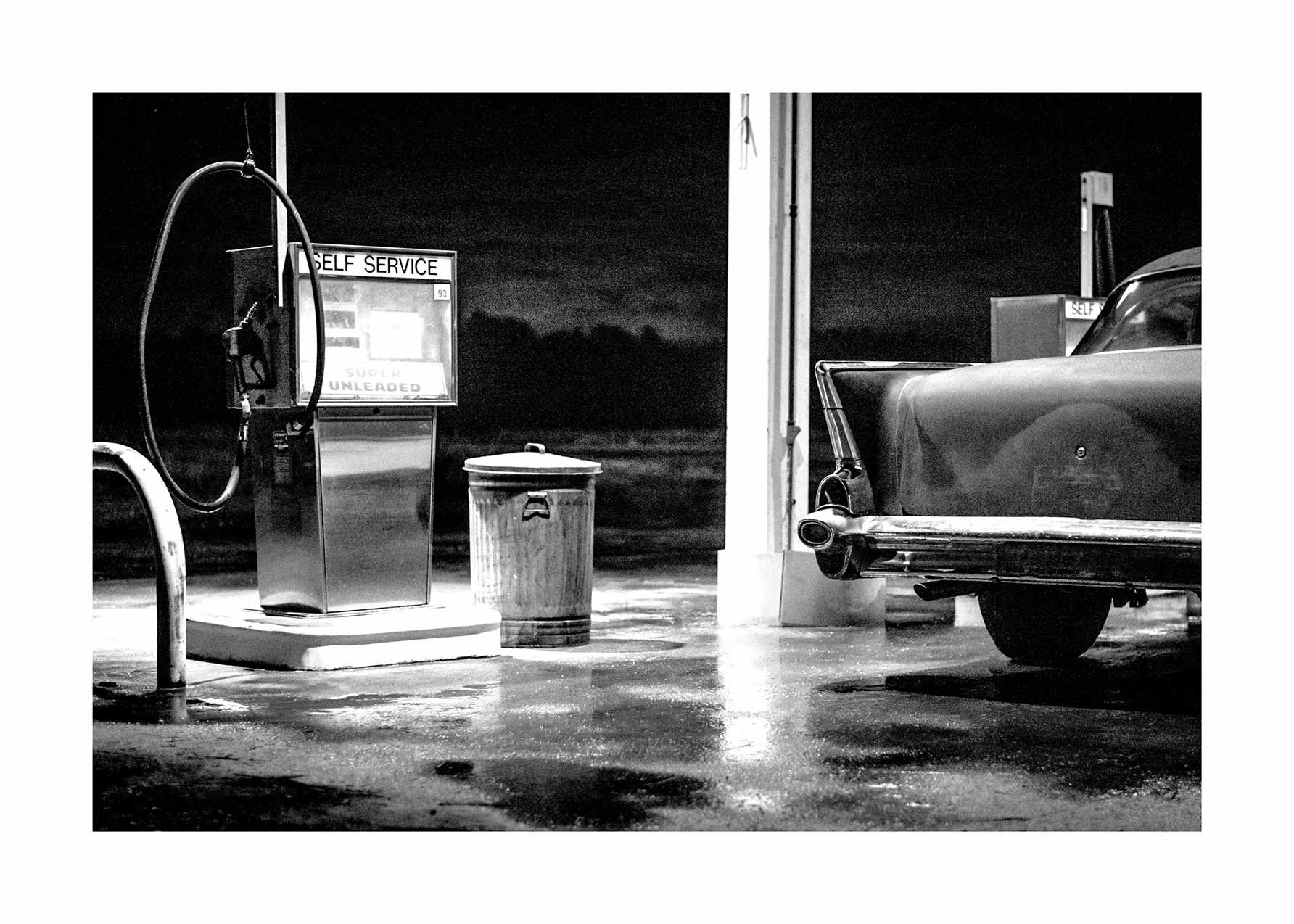 Gas Station Poster - Schwarzweiße Fahrzeugfotografie (30x40 cm)