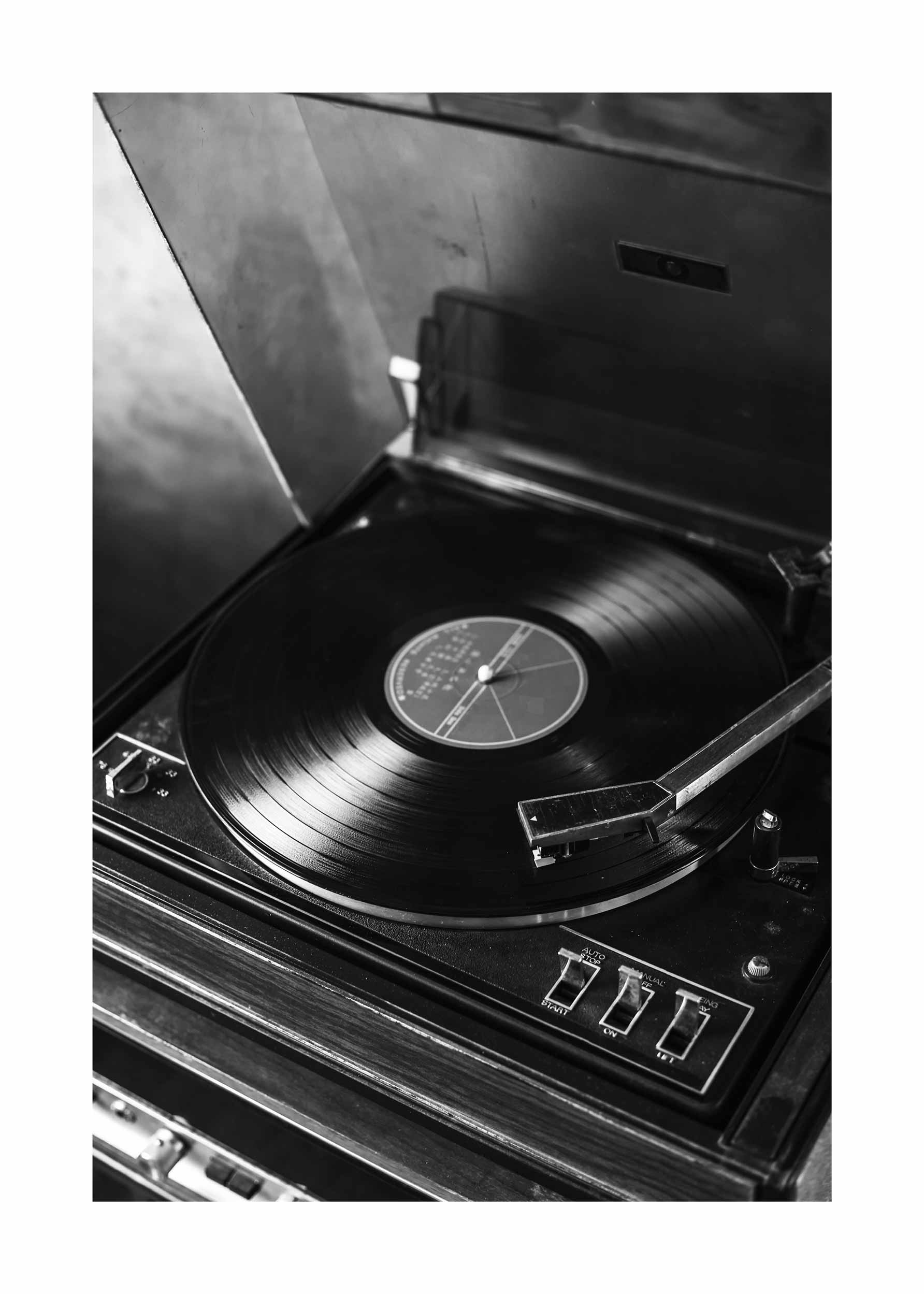 Vintage Record Player plakat - Sort-hvid musikfotografi (50x70 cm)