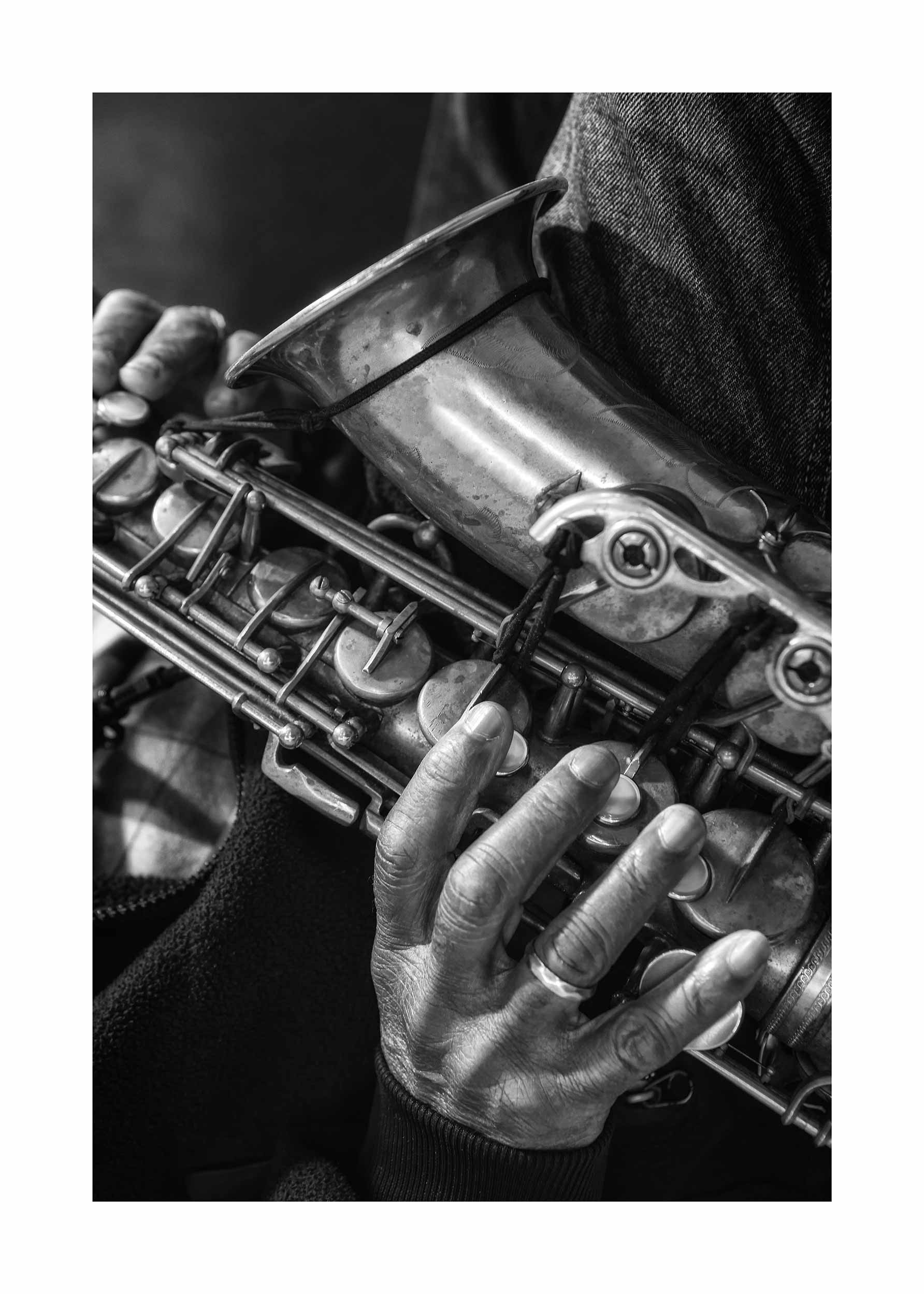 Saxophone Player Poster - Schwarzweißes Musikerporträt (21x30 cm)