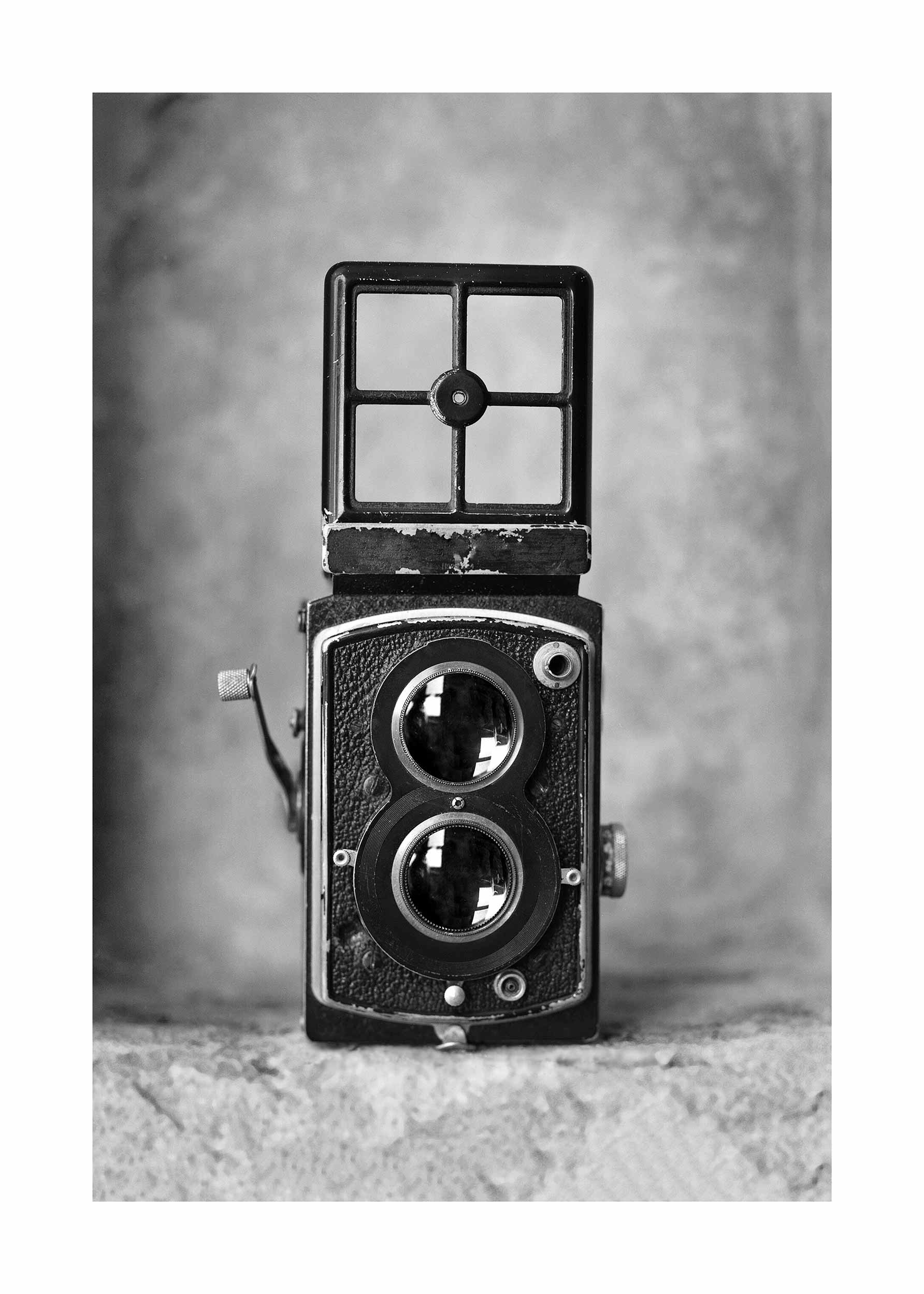 Vintage Camera poster - Black and white photography of a vintage camera (21x30 cm)
