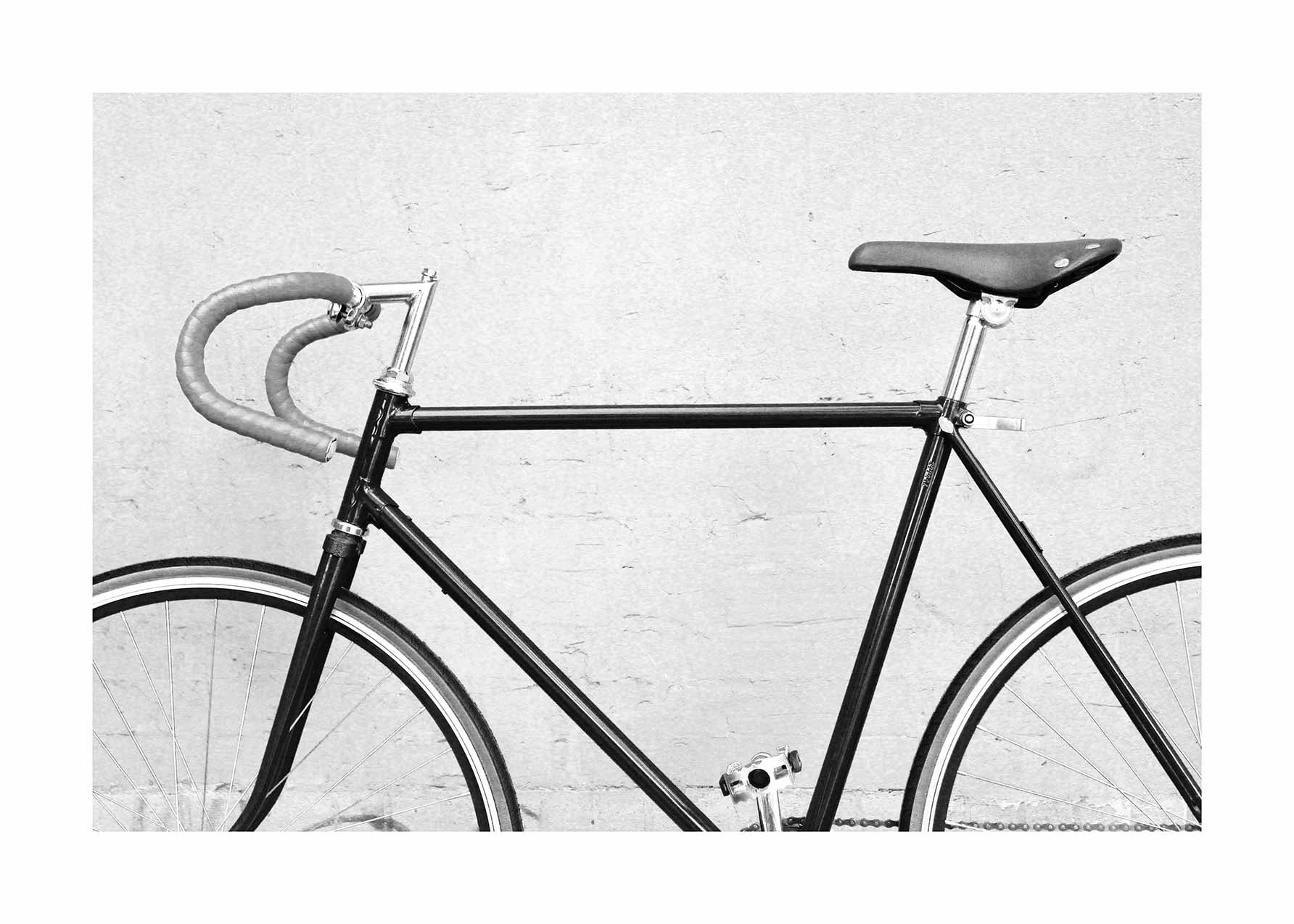 Retro Bike Poster - Schwarzweiße Nahaufnahme-Fotografie (70x100 cm)