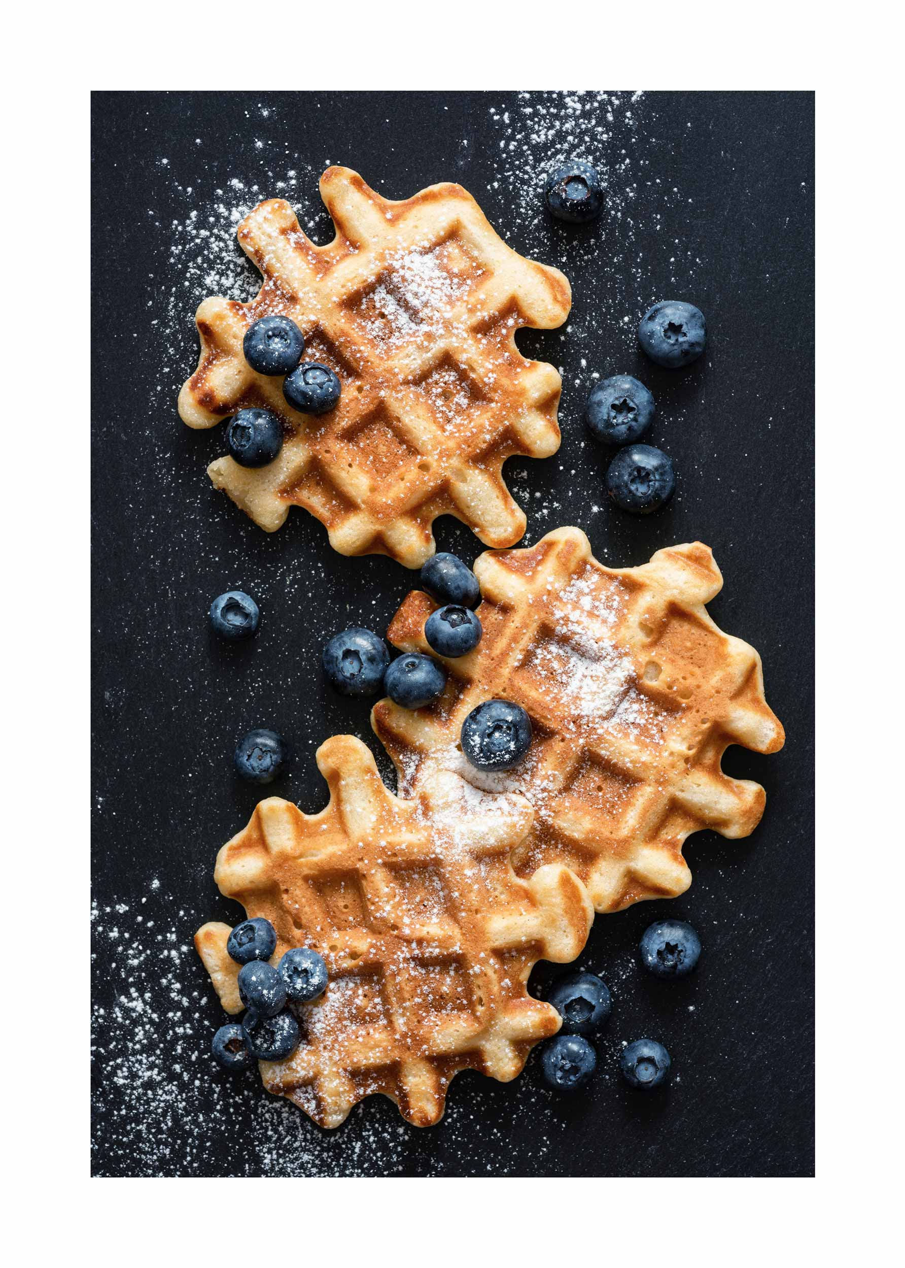 Waffles with Blueberries Poster - Food-Fotografie (30x40 cm)