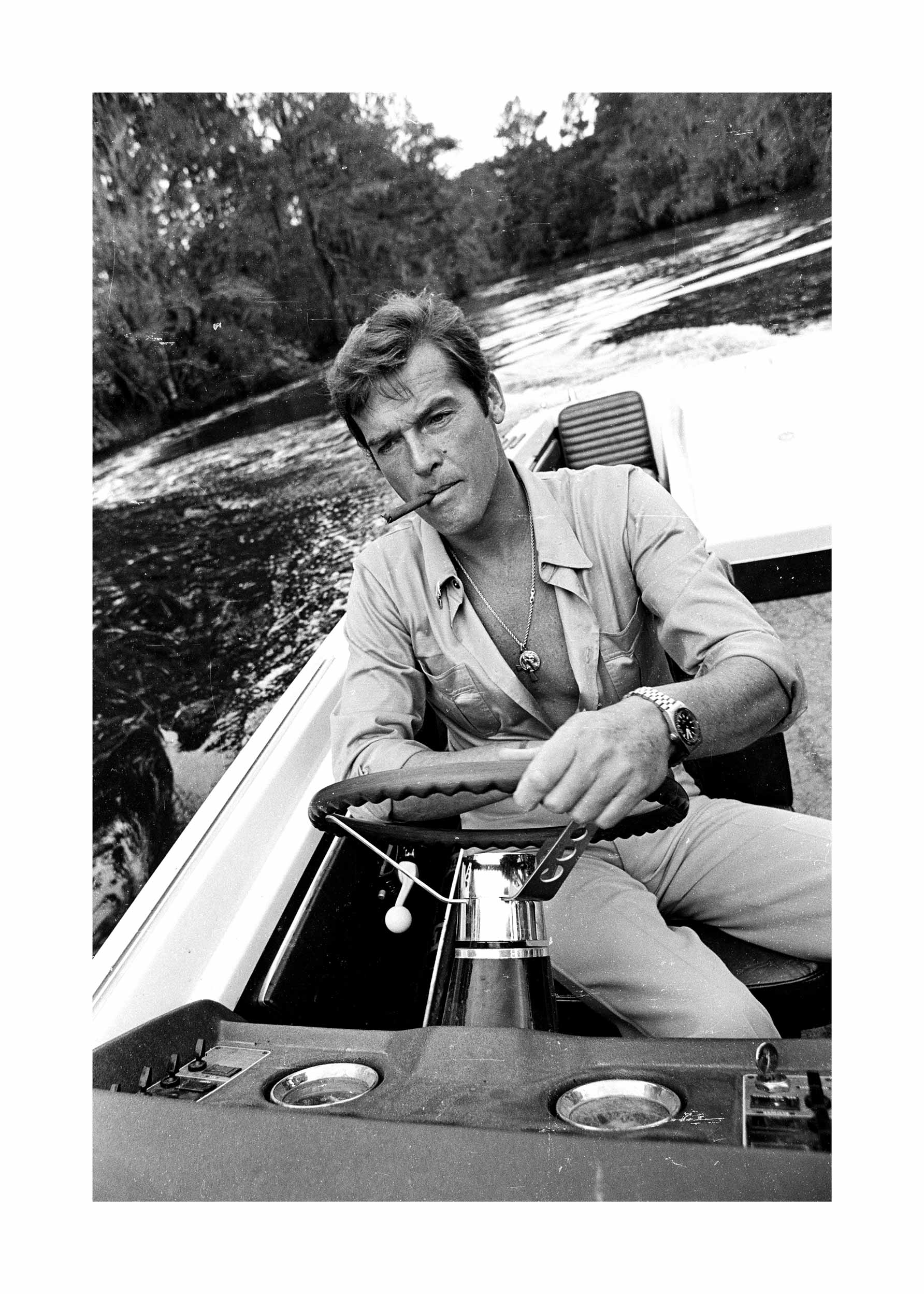 Roger Moore Poster - Schwarzweiße Porträtfotografie (30x40 cm)