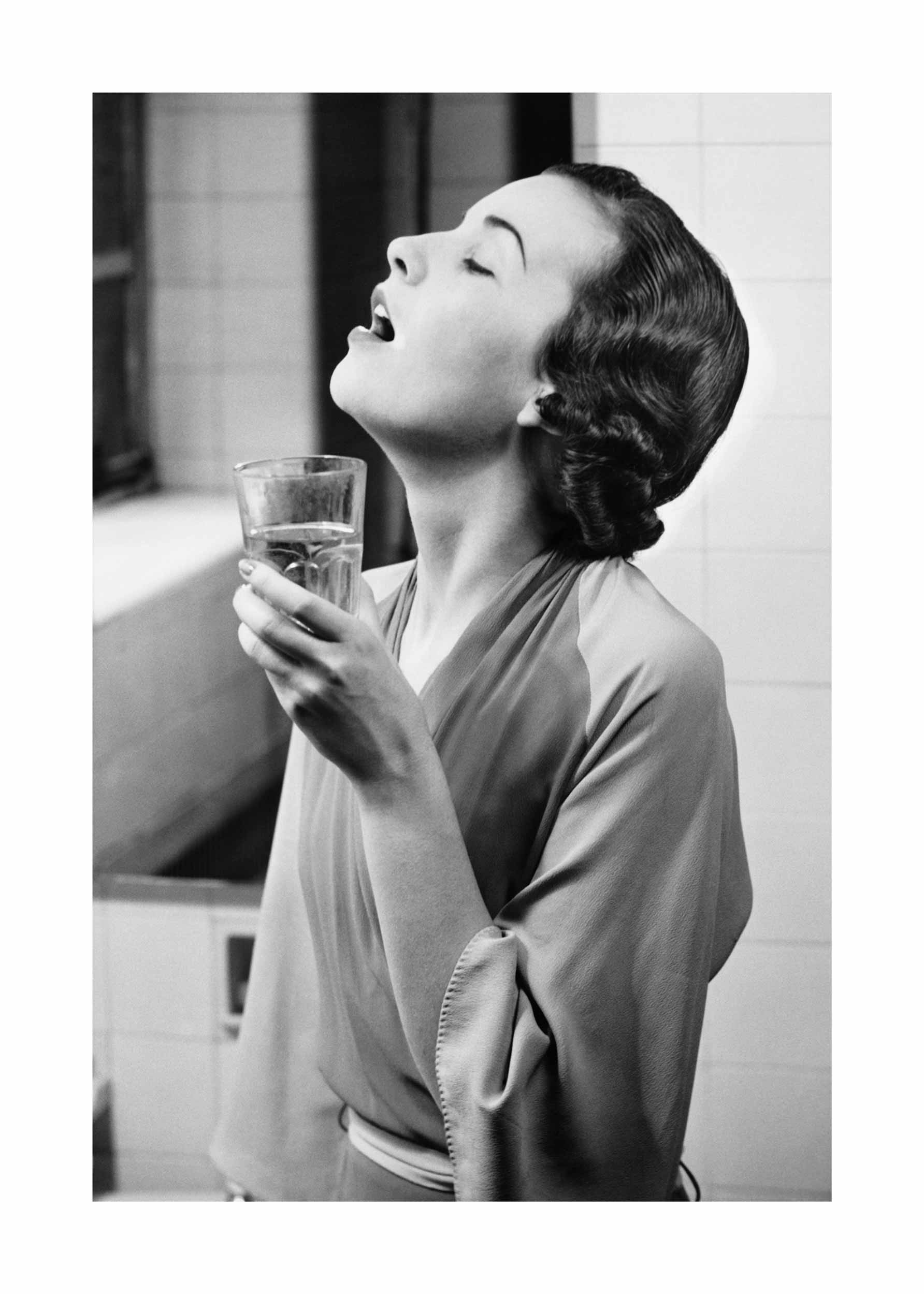 First Drink Poster - Schwarzweiße Modefotografie (21x30 cm)