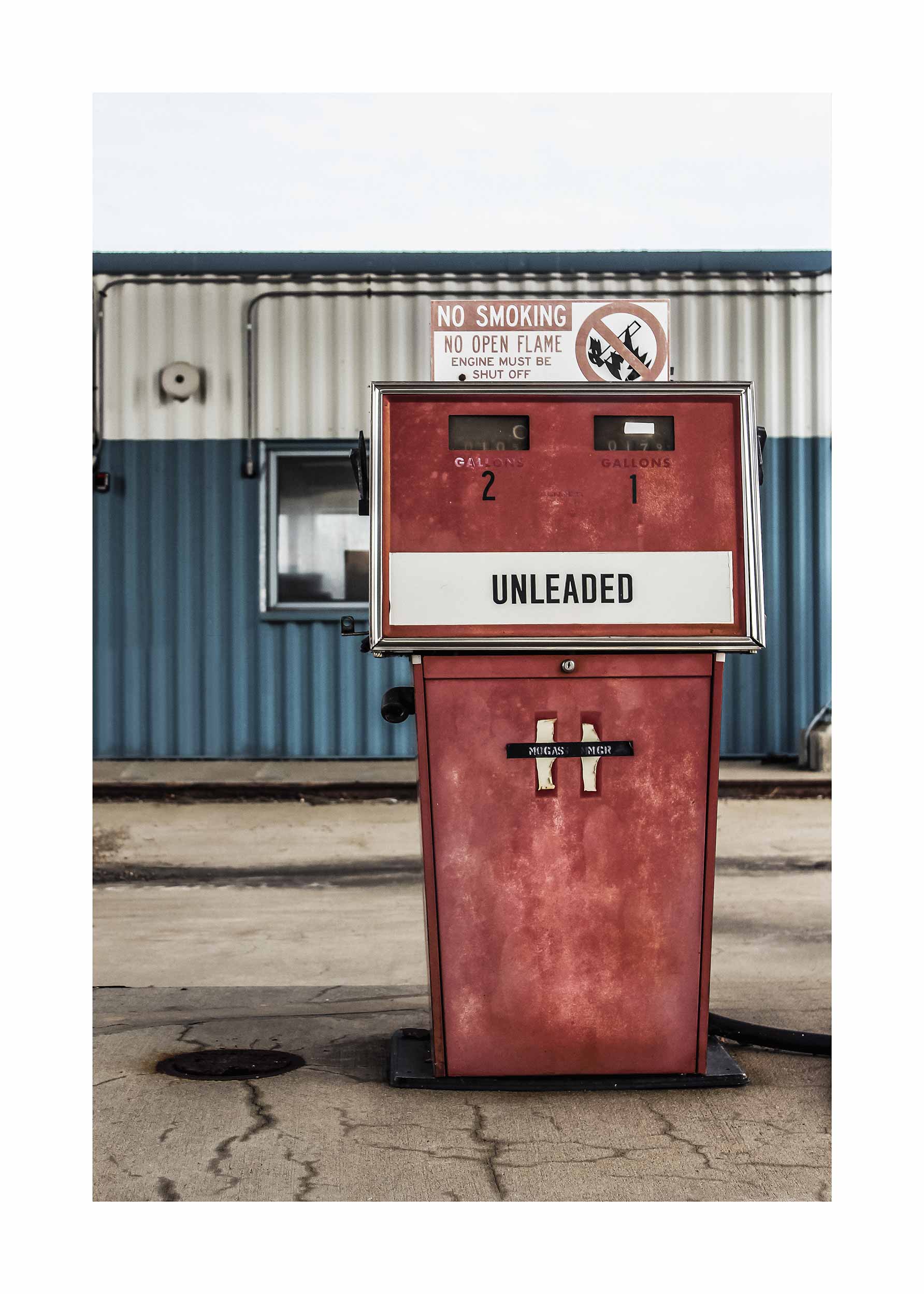 Old Gas Pump Poster - Vintage Fotografie eines Benzinpumpe (50x70 cm)