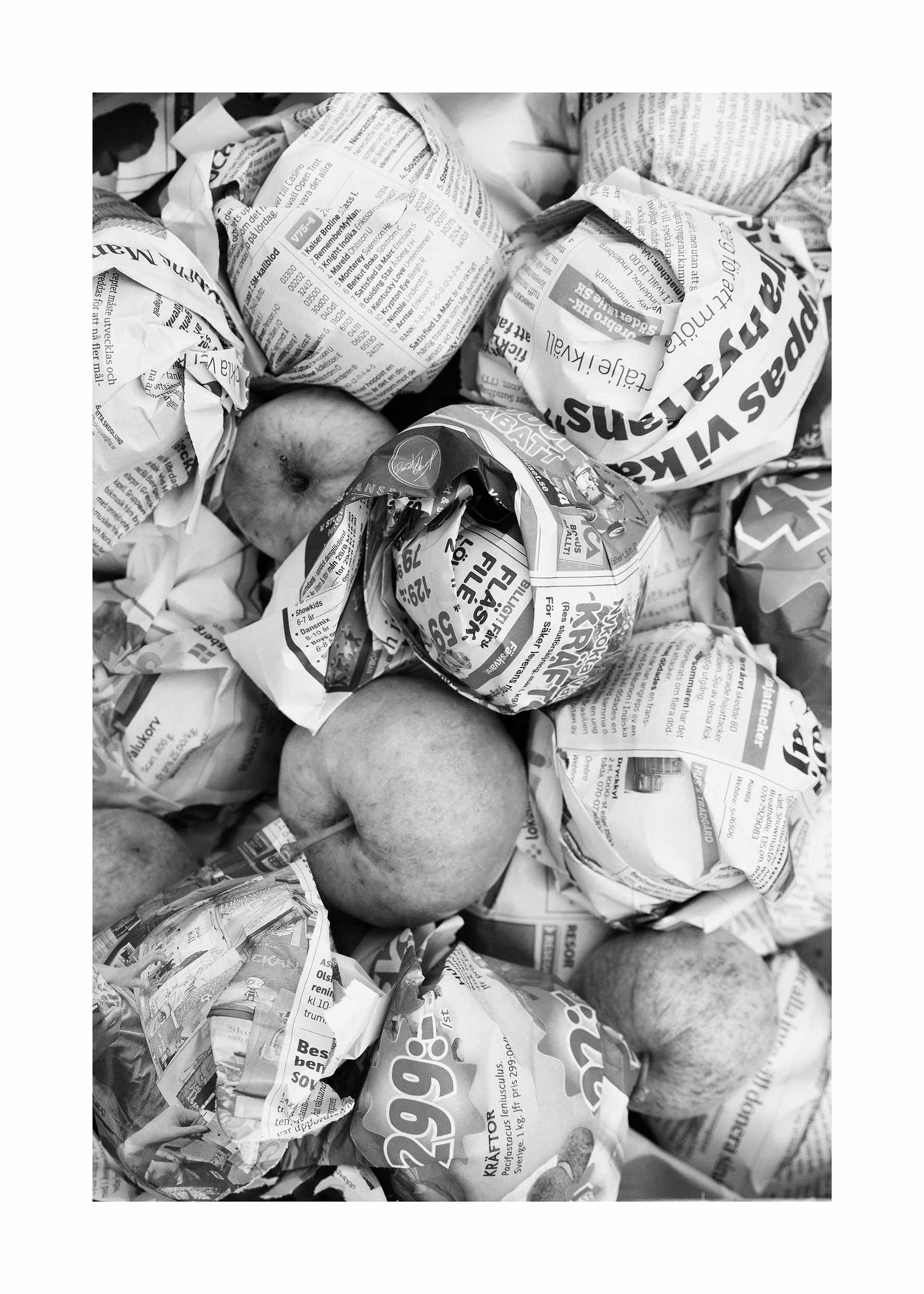 Apples For Sale Poster - Schwarzweißes Stillleben als Fotografie (30x40 cm)