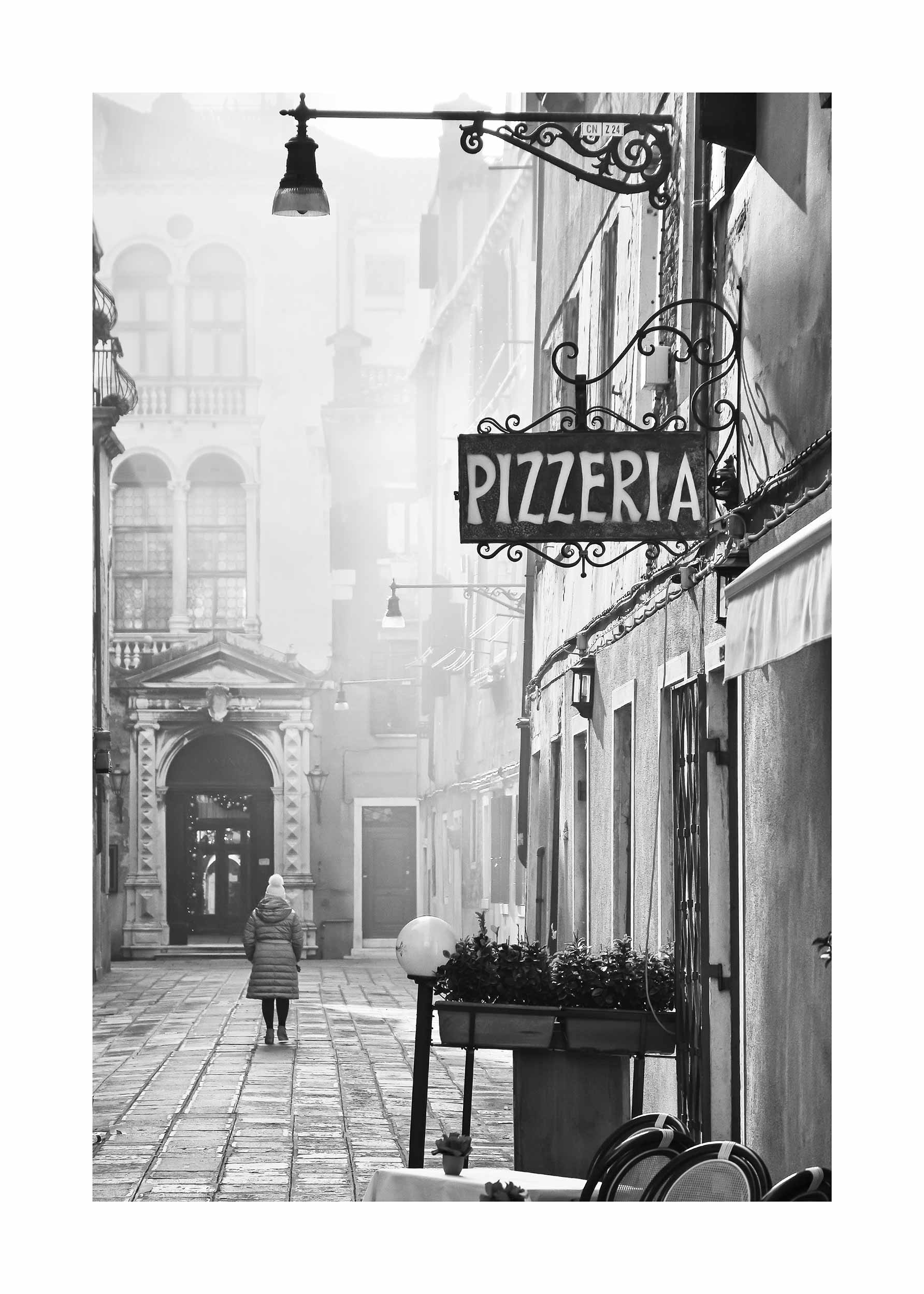 Pizzeria Poster - Schwarzweiße Architekturfotografie (21x30 cm)