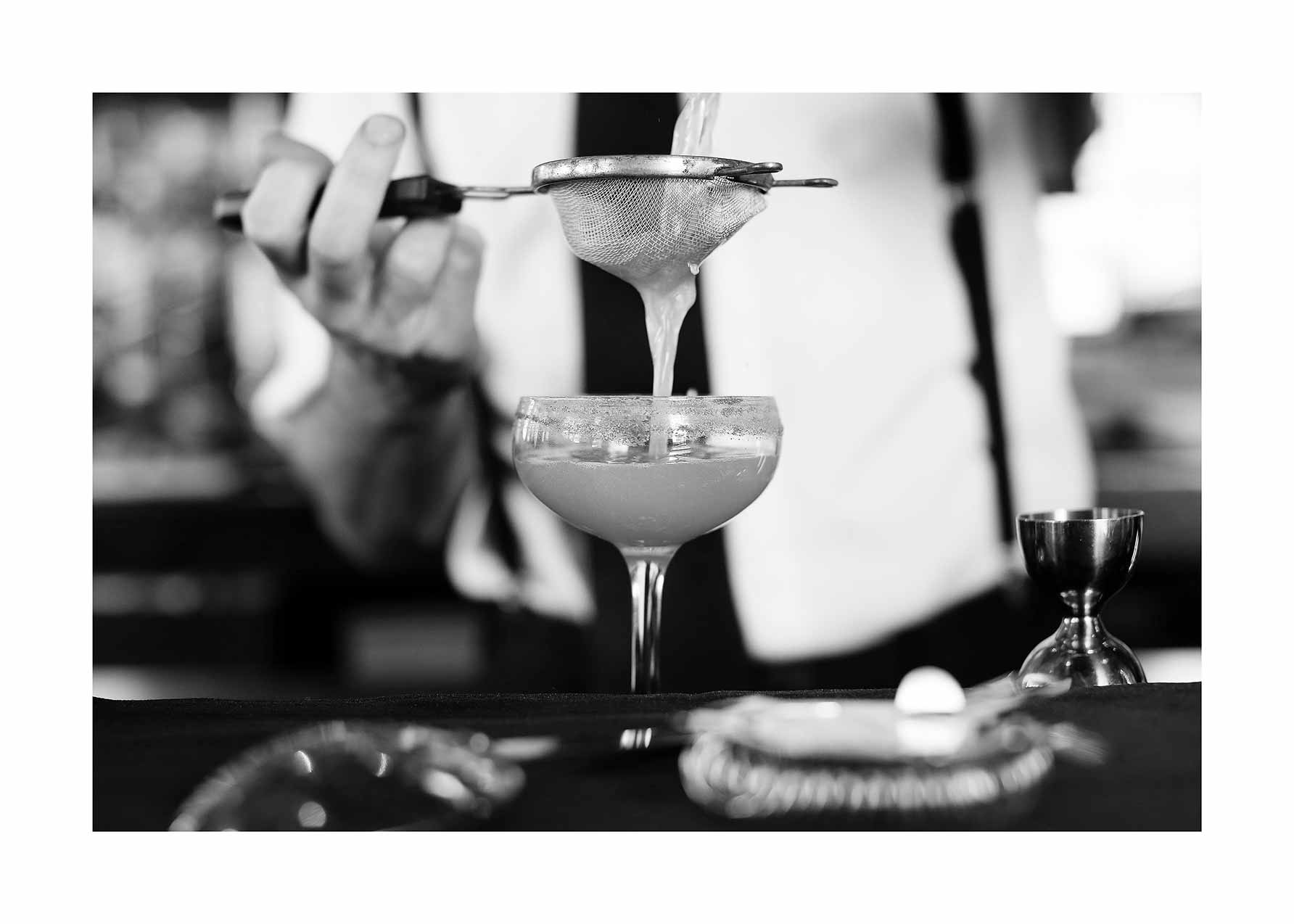 Bartender Poster - Black and white drink photography (50x70 cm)