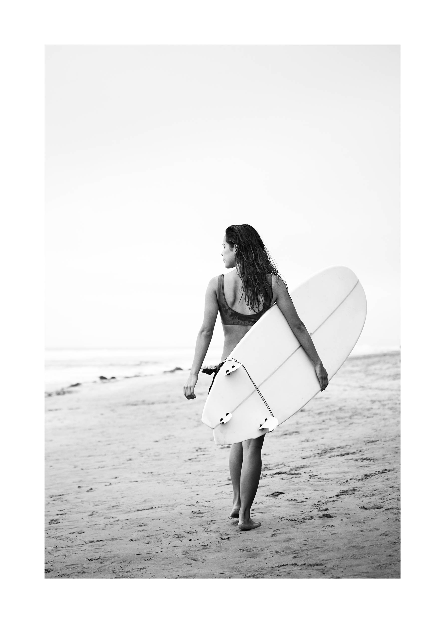 Walking Surfer Poster - Schwarzweiße Strandfotografie (30x40 cm)