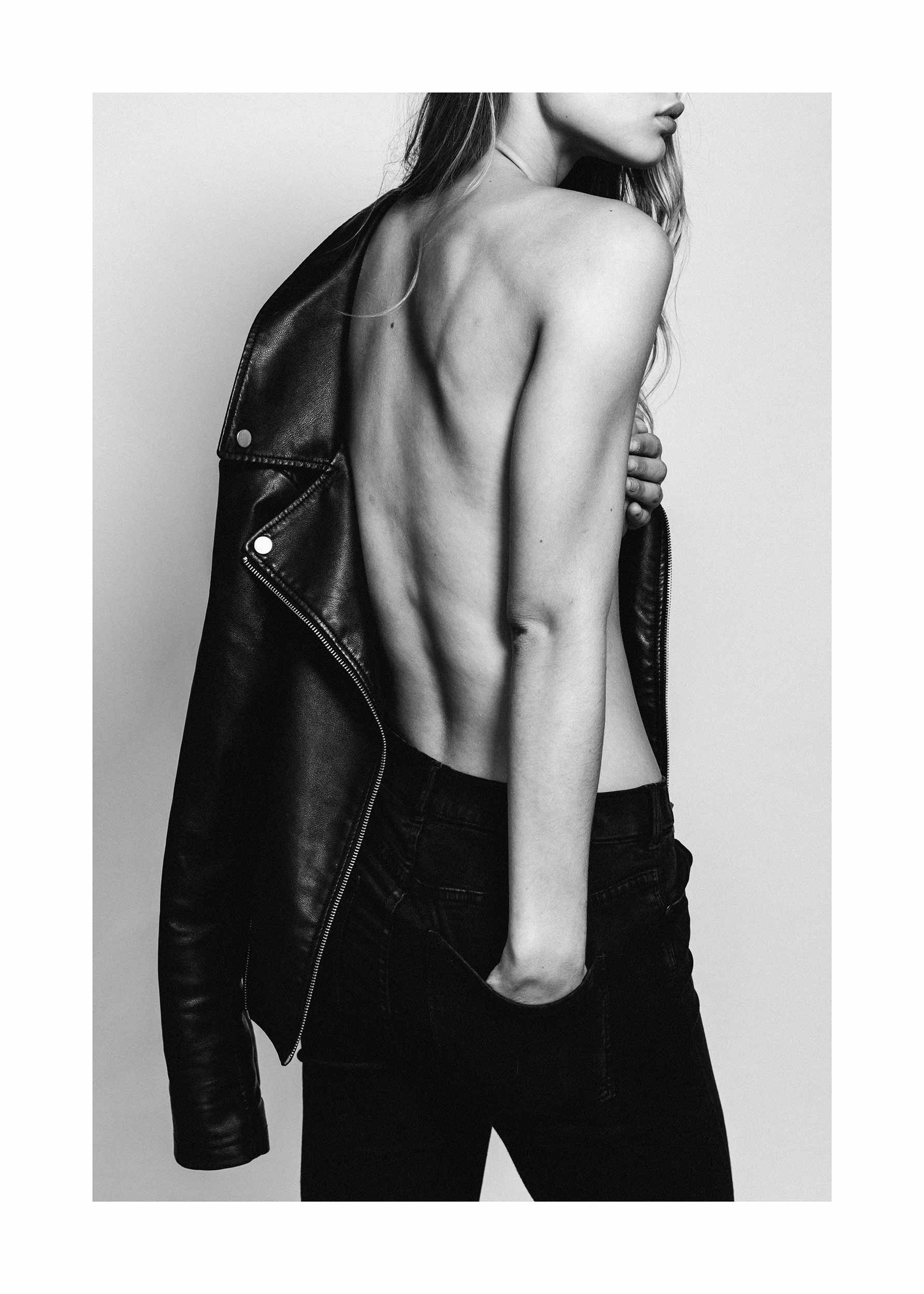 Back poster - Black and white fashion photography (30x40 cm)