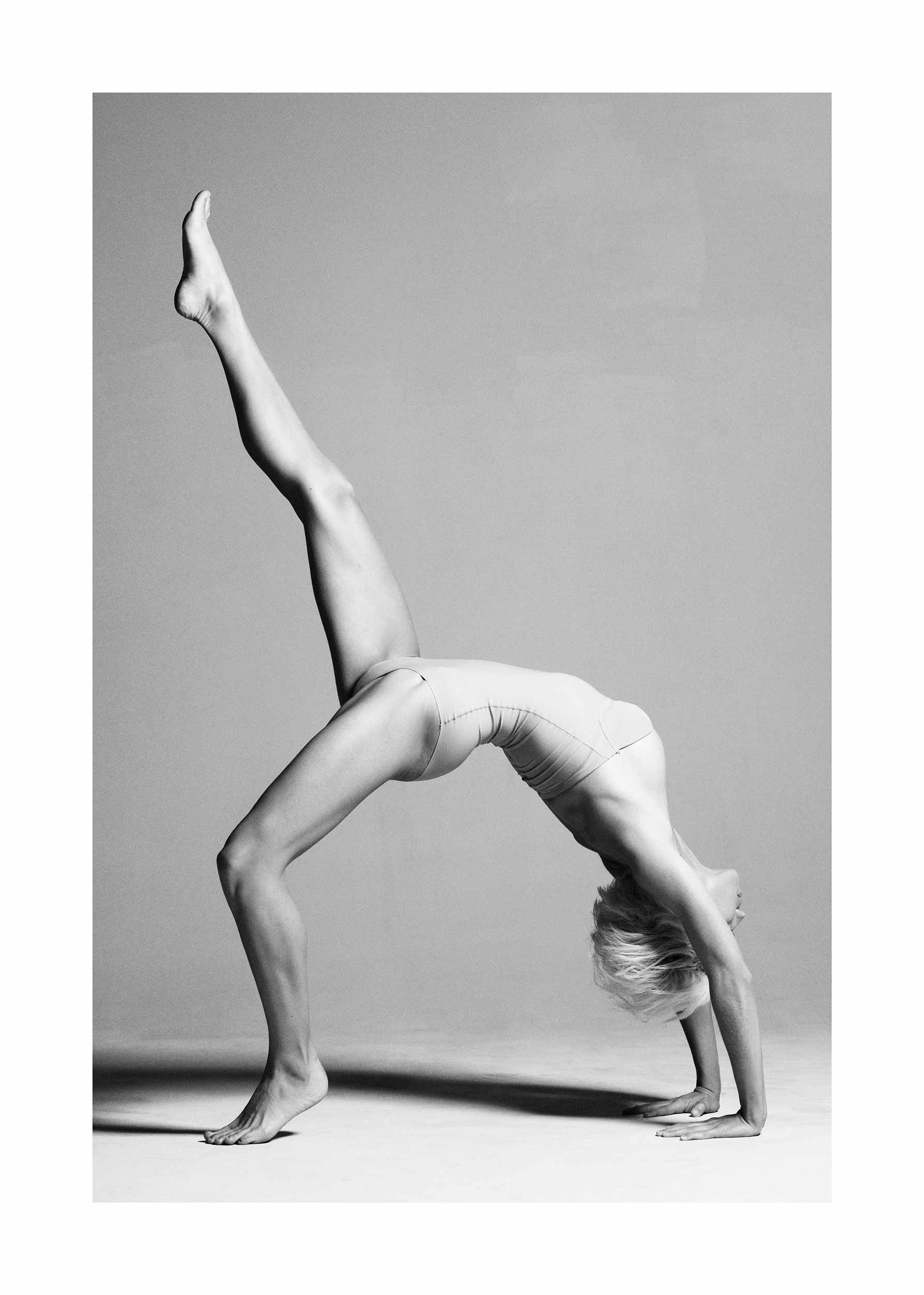 Stretch poster - Black and white figure photography (50x70 cm)