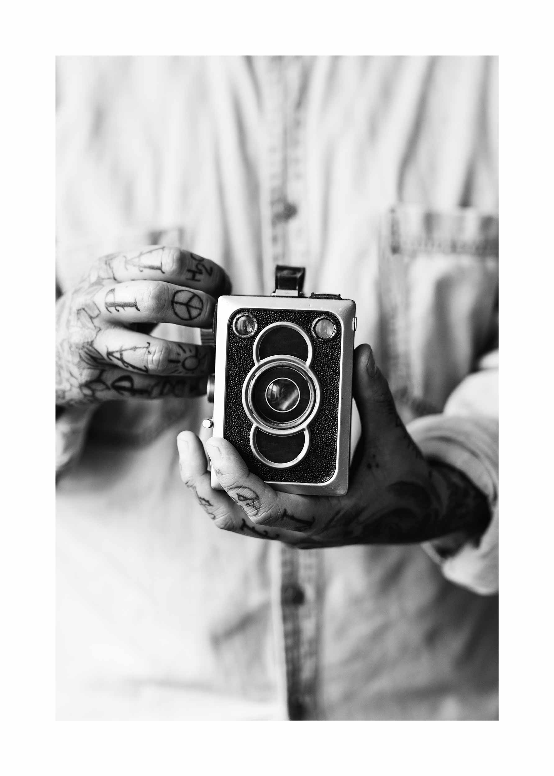 Cameraman Poster - Black and white photo of hands (50x70 cm)