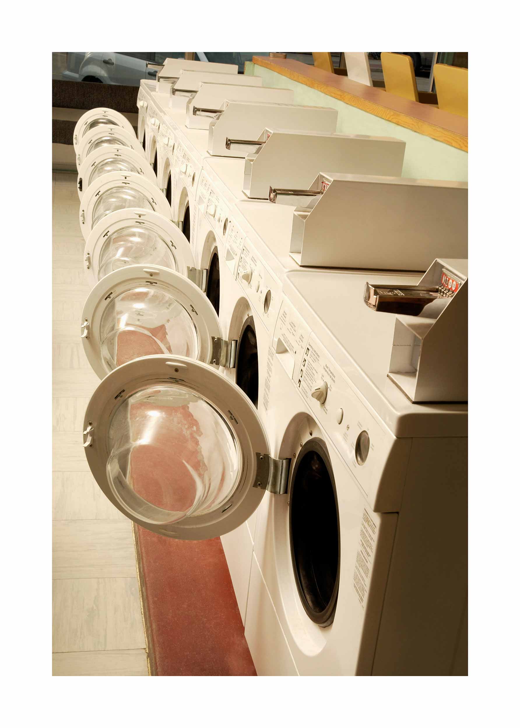 Row of Dryers Poster - Waschsalon-Fotografie im Vintage-Stil (30x40 cm)